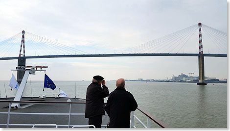 Die Hochbrcke von St. Nazaire mit STX-Werft (r).