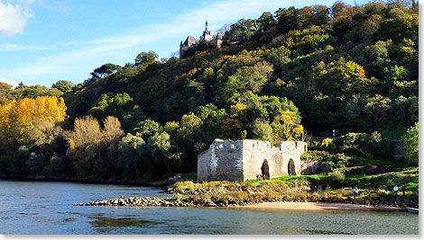 Reste der alten Wehr- und Zollbrcke bei Schloss Les Garennes.