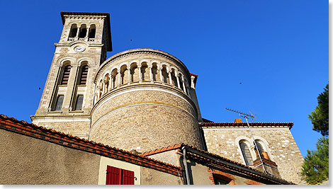 Romanische Kirche und Apsis der Kirche von Clisson.