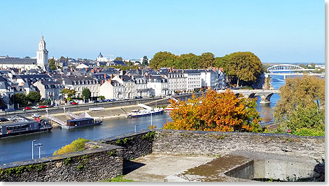 Blick von der Festungsmauer in Angers auf den Fluss La Maine.