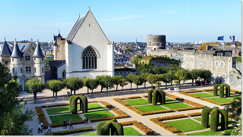 Den Innenhof der Festung ziert ein kleiner Park.