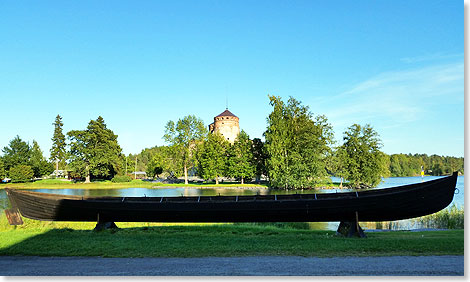 Historisches Ruder-Langboot vor dem Riihisaari-Museum in Savonlinna.