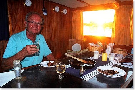 Abendessen bei Sonnenuntergang ber dem Saimaa  ein besonderer Genuss.