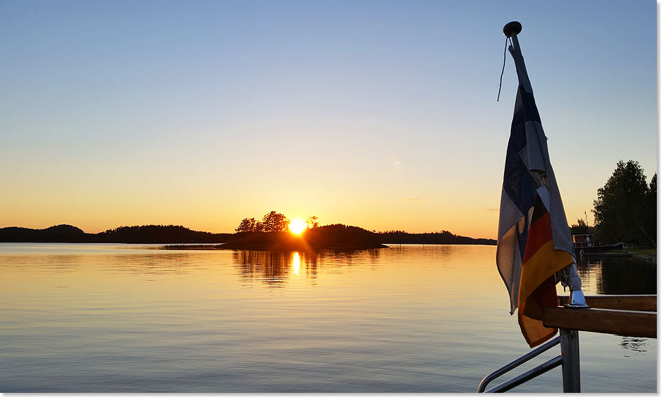 Sonnenuntergang bei Laukansaari mit Flaggenparade.