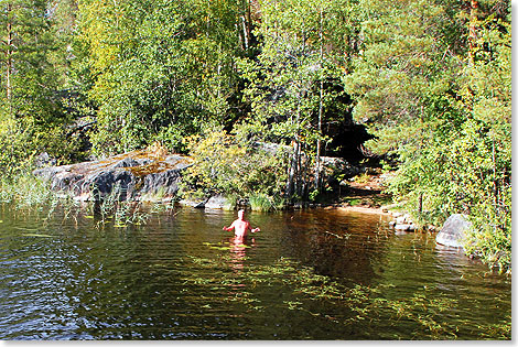 Morgenbad am kleinen Strand von Linnavuori.