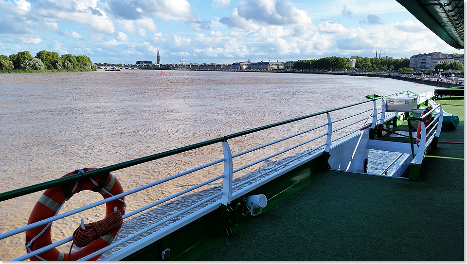 Oberdeck-Sicht auf den Fluss Garonne und die Stadt Bordeaux.