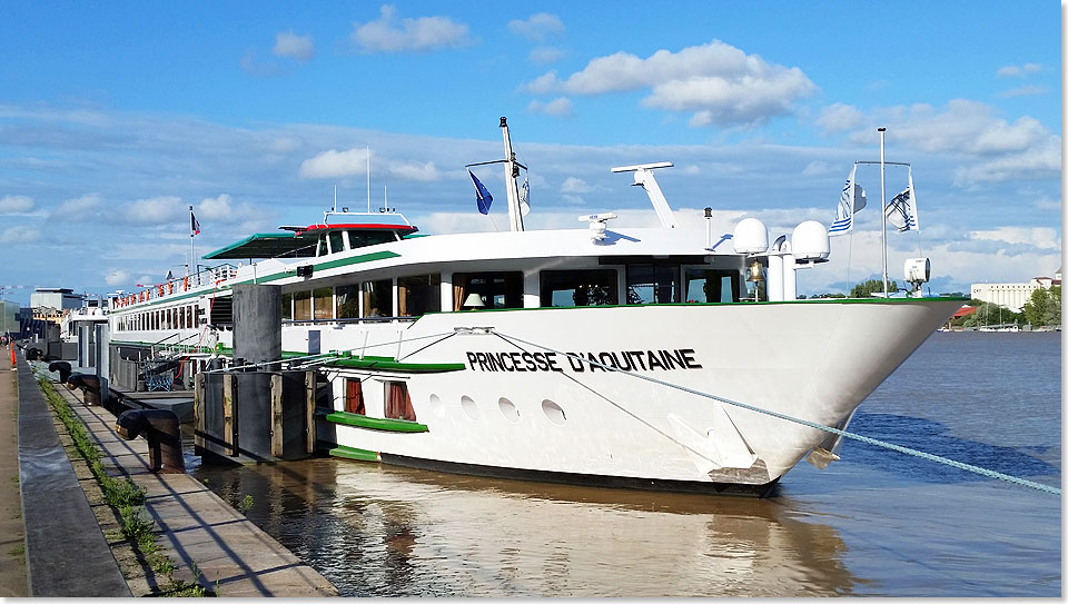 Die PRINCESSE DAQUITAINE am modernen Passagierkai von Bordeaux.