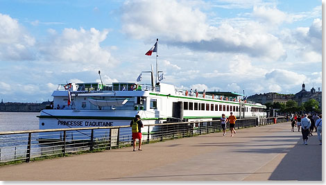 Das Schiff als Schaustck an der belebten Uferpromenade von Bordeaux.