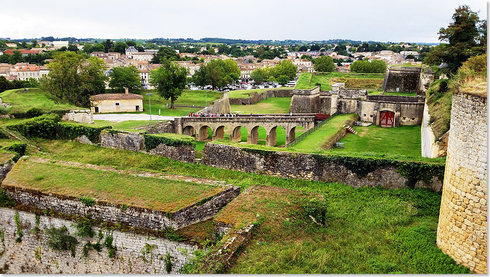 Die Stadt Blaye von der Festungsmauer aus gesehen.