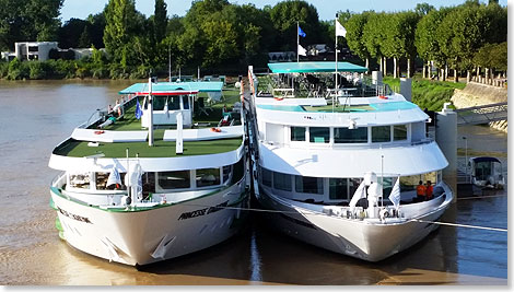 Die PRINCESSE DAQUITAINE und die CYRANO DE BERGERAC  beide von CroisiEurope  liegen in Libourne eintrchtig nebeneinander.