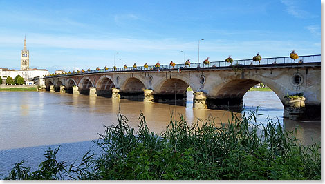 Die Brcke le pont de pierre in Libourne berspannt die Dordogne.