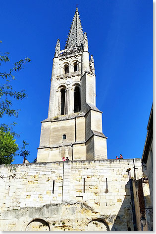 Der Kirchturm der katholischen Kirche glise St. Jean-Baptiste ber den Mauern der Stadt Libourne.
