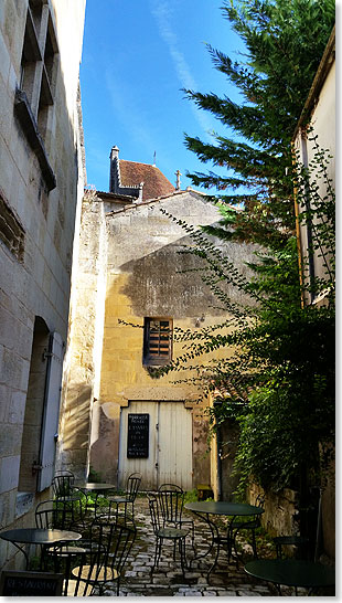 Stille Hinterhof-Weinstube im Zentrum von St. Emilion.