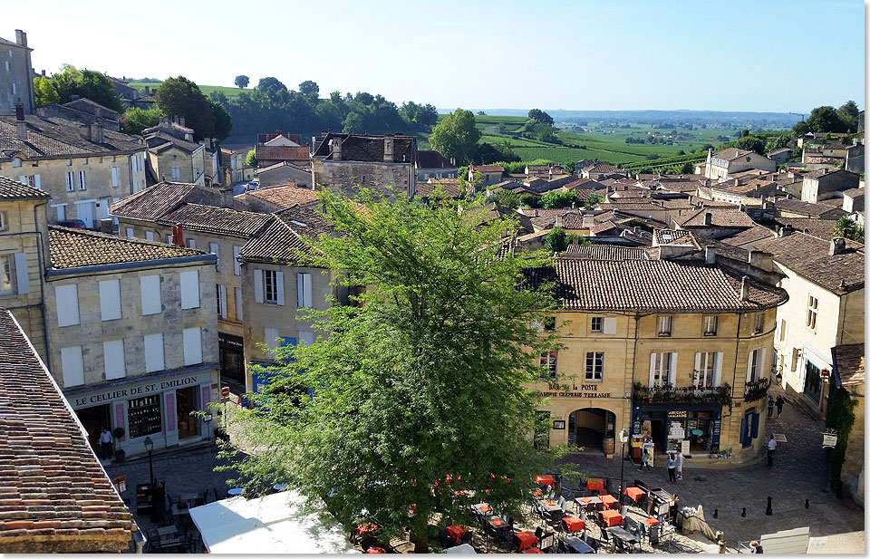 Der Marktplatz von St- Emilion  ein groes Freiluft-Restaurant.