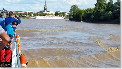 Kurz vor Libourne an der Dordogne erreicht die atlantische Flut aus immerhin 115 Kilometern Entfernung die PRINCESSE DAQUTAINE. 