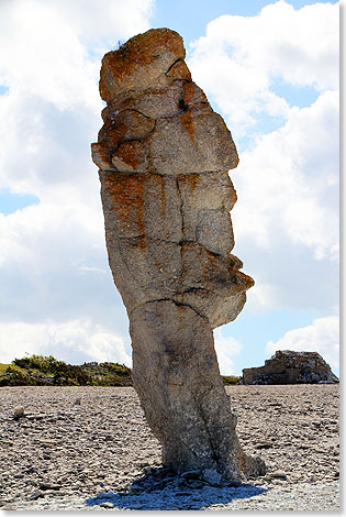 Natrliche Digerhuvud-Kalksteinsule geformt wie eine Osterinsel-Figur.