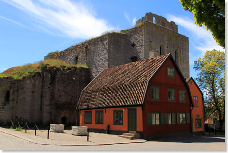 Von bunten Huschen verdeckte Ruine der Kirche Sankt Lars.