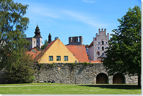 Die westliche Stadtmauer von Visby wird berragt von den Trmen des Doms und der beiden Kirchenruinen. 