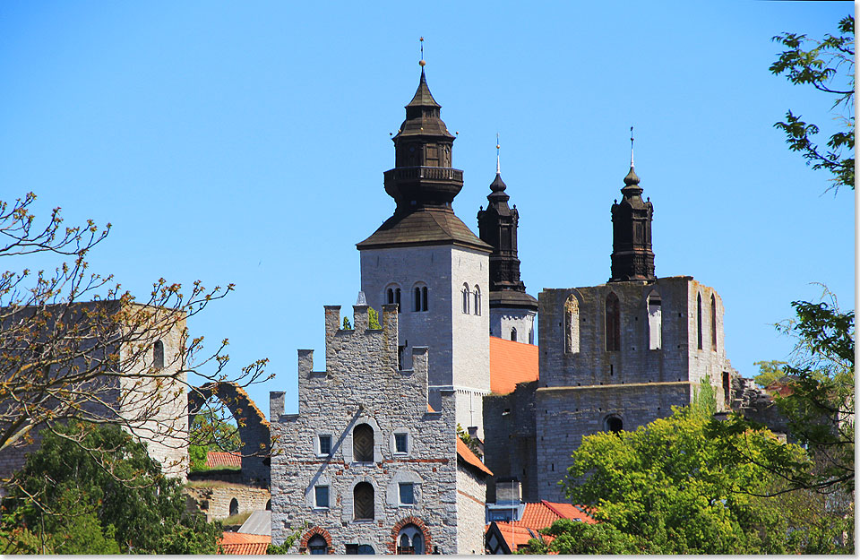 Die Doppeltrme der Visbyer Domkirche Sankt Maria hinter den Ruinen von Sankt Lars und Drottens.