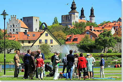 Sonntgliches Familientreffen im Visbyer Park Almedalen.