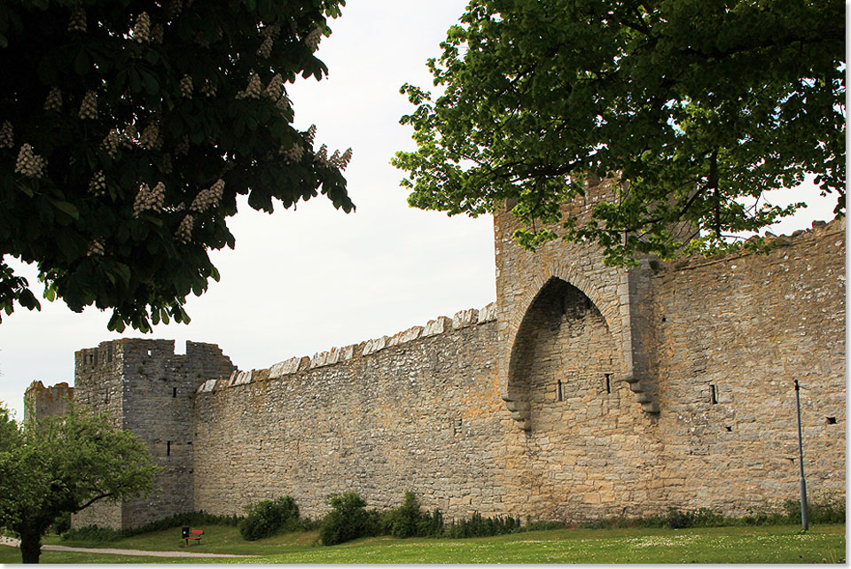 Die mchtige Stadtmauer umschliet den Osten Visbys.