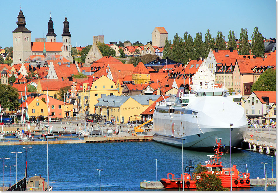 Einlaufblick von der Fhre VISBY auf die Altstadt von Visby.