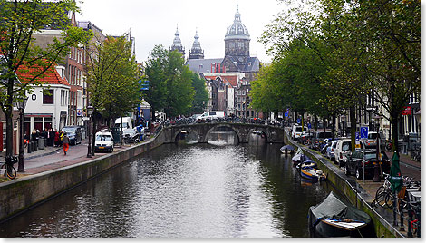 Diese malerische Gracht im Herzen Amsterdams unweit der berhmten Rotlicht-Strae zeigt die Sint Nicolaaskerk im Hintergrund.