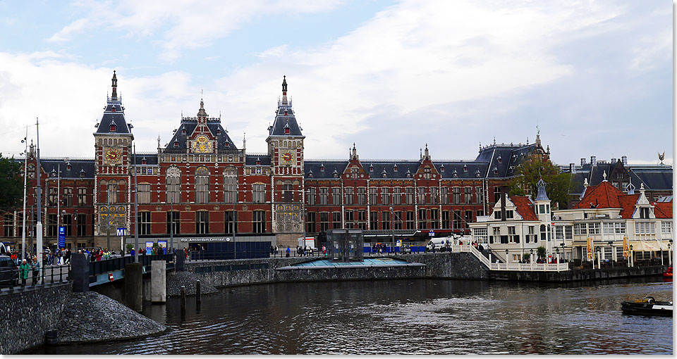 Der Bahnhof Amsterdam Centraal liegt nur wenige Geh-Minuten vom Cruise Terminal entfernt. Von hier aus kommt man gut in die Region Flevoland.