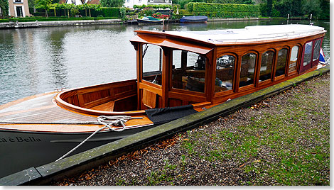 Das 9,80 Meter lange und 2,85 Meter breite Holzboot mit seinem Dreizylinder Dieselmotor und seinen 13 Stundenkilometern fasst 12 Personen.