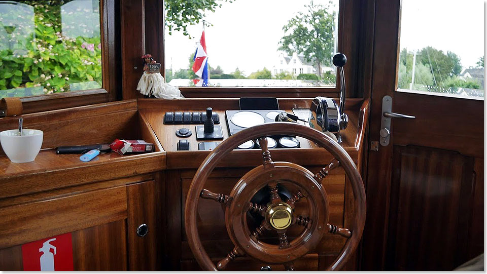 Eine Rundfahrt mit dem wunderbar gepflegten Salonboot von Skipper Zweedijk auf der schmalen Vechte durch Muiden in Nordholland ist ein entspannendes Erlebnis.