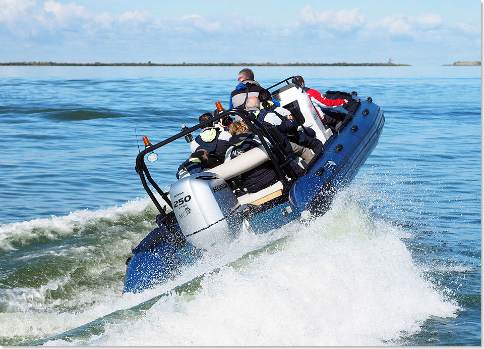 Das 9,80 Meter lange und 2,85 Meter breite Holzboot mit seinem Dreizylinder Dieselmotor und seinen 13 km/h Hchstgeschwindigkeit fasst 12 Personen und ist ein typisches Boot dieser Gegend.