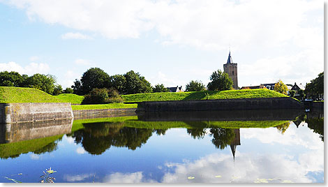 Naarden  die Spanische Festung mit der Grote of Sint-Vituskerk im Hintergrund.