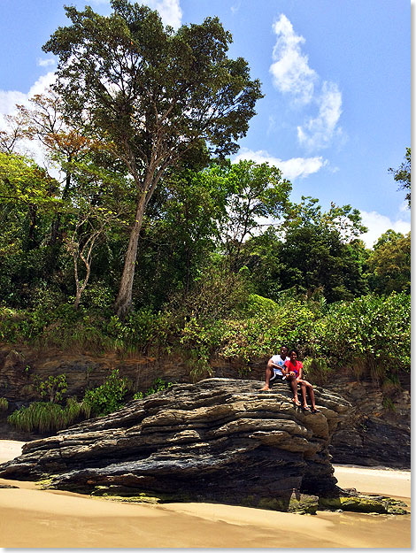  ist der malerische Strand Las Cuevas benannt.