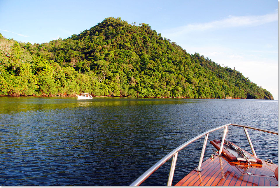 Nur wenige Seemeilen von der Hauptstadt steuert das kleine Ausflugsschiff auf die Bocas del Dragn  Muler des Drachen zu. 