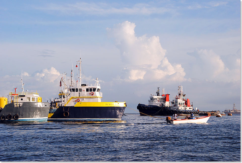 Der Schiffsverkehr vor dem Hauptstadthafen erinnert daran, dass Port of Spain zu den wichtigsten Wirtschaftszentren der Karibik gehrt.