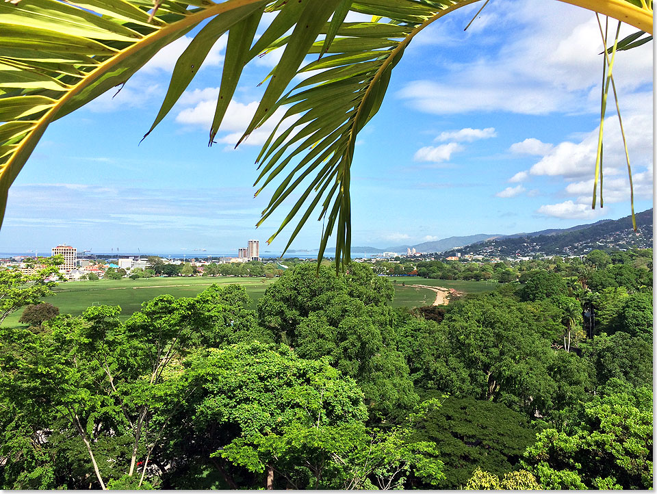 Ein Blick ber Port of Spain, die neben Hafen, Altstadt und moderner Downtown vor allem viele Parks und Grnflchen bietet.
