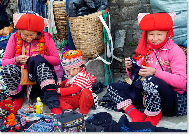 Eine typische Tracht der Dao Bevlkerung im Hochland bei Sa Pa ist die rote Kopfbedeckung. 