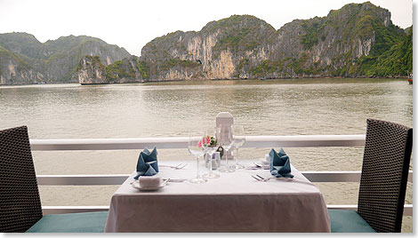 Romantisch ist ein Dinner zu zweit, whrend die Ha Long Bay vorbeizieht.