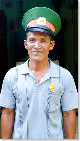 Stolz prsentiert der Ex-Vietkong-Soldat und Farmer Sau Tuong seine Uniform-Mtze.