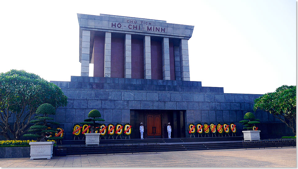 Gewaltig erscheint der graue Komplex des Ho Chi Minh Mausoleums in Hanoi.