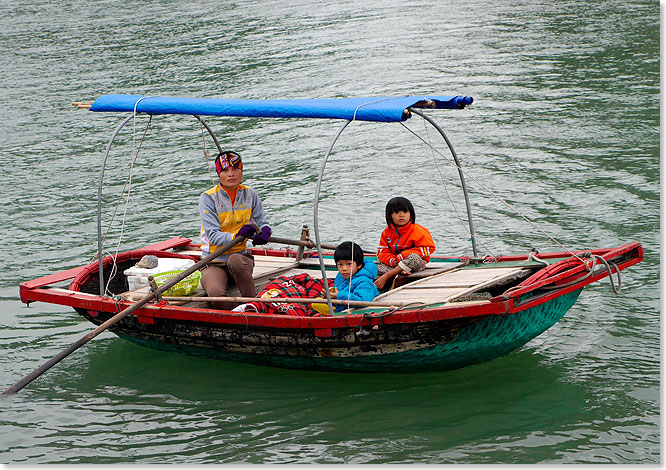 Schwimmende Hndlerin in der Ha Long Bay: Hier gibt es fast alles zu kaufen, was man braucht.