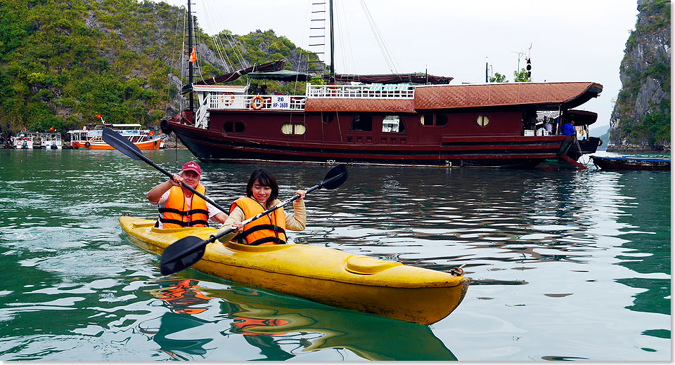 Mit dem Kajak kann man auch die Grotten der Ha Long Bay erkunden.