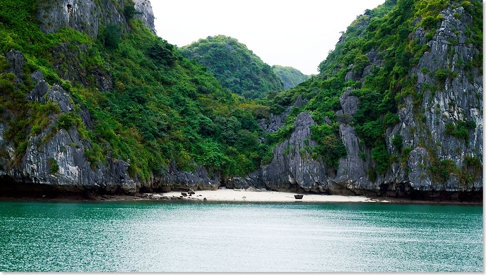 Die rund 1.500 Quadratkilometer groe Ha Long Bucht im Gebiet des Golfs von Tonkin im Norden Vietnams zhlt seit 1994 zum Weltkulturebe der UNESCO und ist eines der sieben neuen Weltwunder.