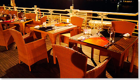 Die Tische an Deck erwarten die Gste zum abendlichen Dinner.