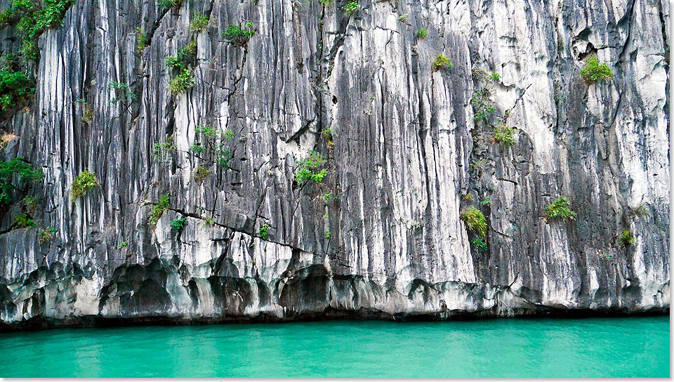 Smaragdgrnes Wasser, graue harte Kalkfelsen  das ist die Ha Long Bay.