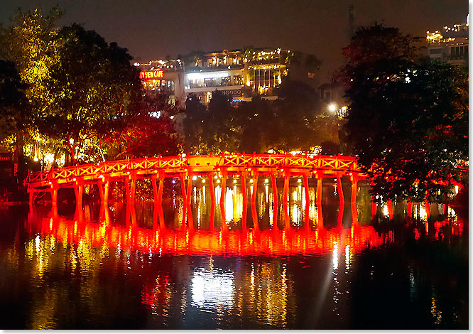 Die Liebesbrcke in Hanoi im Spiegel des Wassers des Ho Hoan Kiem Sees. 