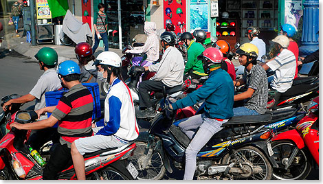 Mit dem Scooter ist in Vietnam fast jeder unterwegs.