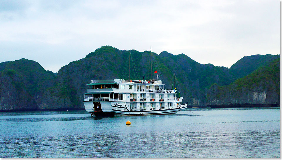 Das erst 2007 in Betrieb genommene, 36 Meter lange und 8,10 Meter breite Kreuzfahrtschiff BHAYA mit 40 Kabinen in der Ha Long Bay. 