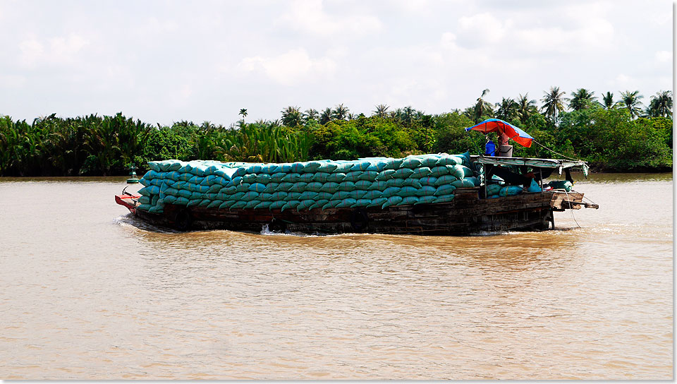 Vllig berladen fahren die Frachtschiffe auf dem Mekong.