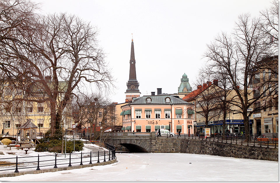 Blick ber den vereisten Fluss Svartn auf die Altstadt von Vsters am Mlaren.